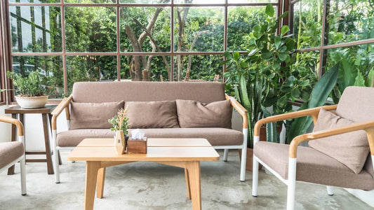 Patio avec une table et des chaises, conçu pour un nettoyage facile.