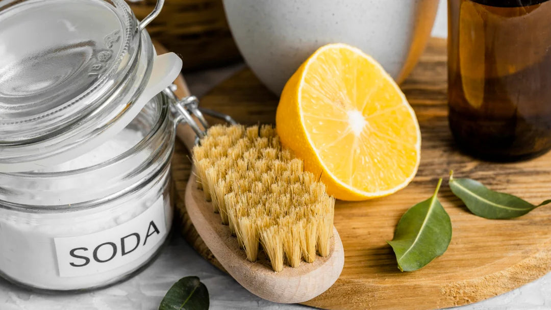Un pot de soda, une brosse à dents et une bouteille de citron, symbolisant l'entretien nouvelle génération.