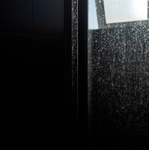 Calcaire_dans_vitre_de_douche_et_pas