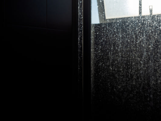 Calcaire_dans_vitre_de_douche_et_pas